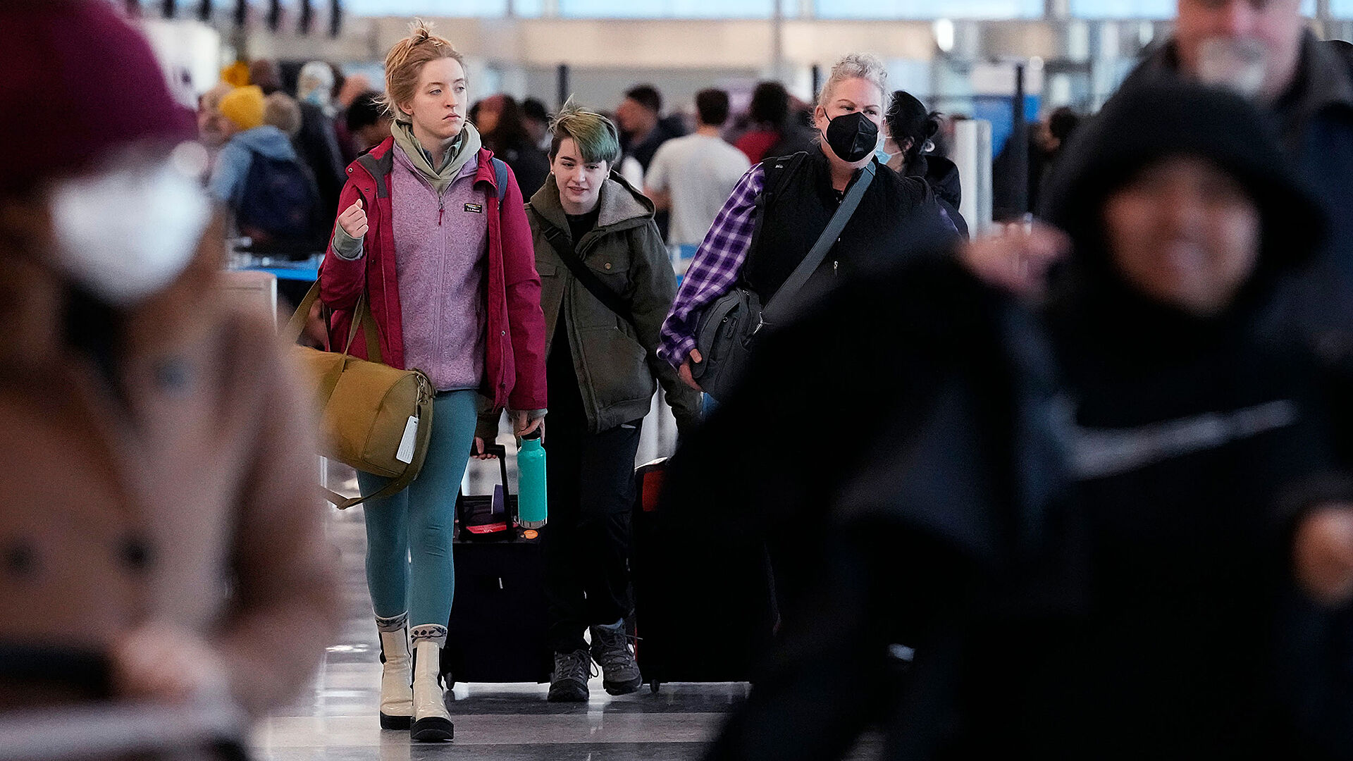 Friday flight cancellations top 3,000, disrupting holiday travel